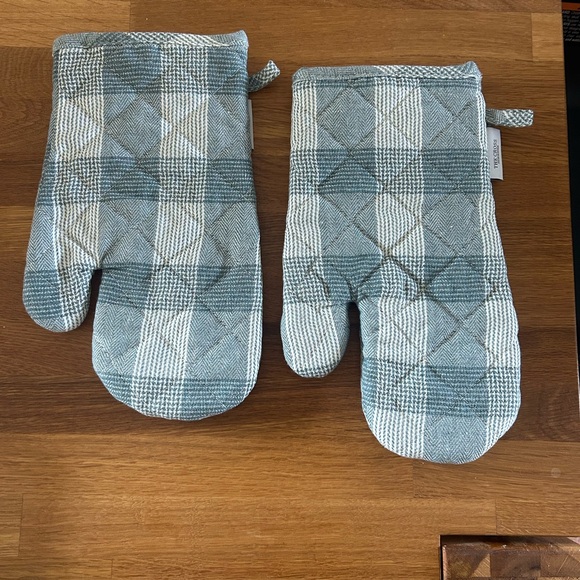 Jillian Harris x Fraiche Living oven mitts - Picture 2 of 2